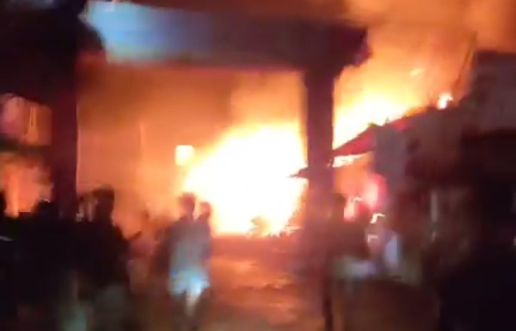 বহরিয়া বাজারে অগ্নিকাণ্ডে ১৩ দোকান আগুনে পুড়ে ছাই