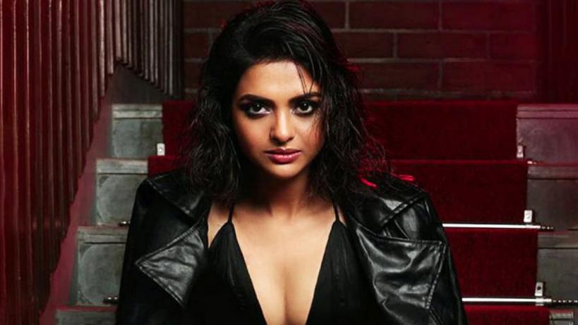নায়িকা হতে গেলে ক্লিভেজ দরকার