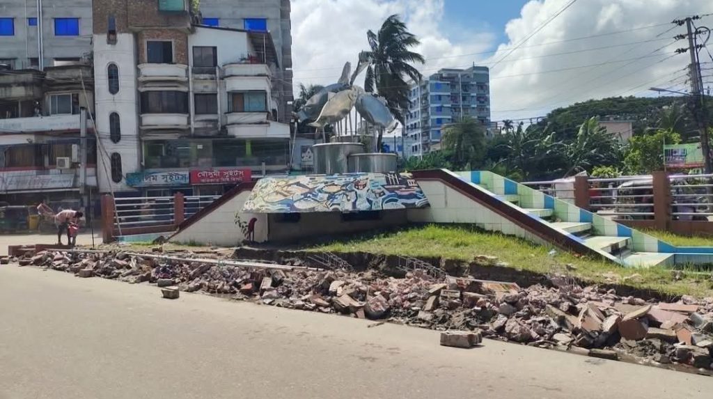 ভেঙে ফেলা হচ্ছে চাঁদপুরের ইলিশ চত্বর?