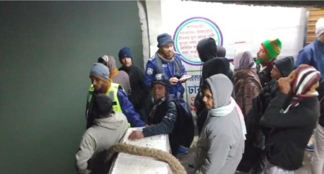 চাঁদপুরে লঞ্চ-বাল্কহেড সংঘর্ষ, প্রাণে বাঁচলেন সহস্রাধিক যাত্রী